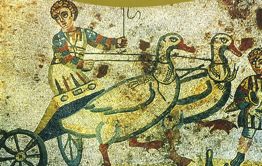 enfant jouant sur un char tire par des oiseaux - Piazza Armerina (Sicile).jpg